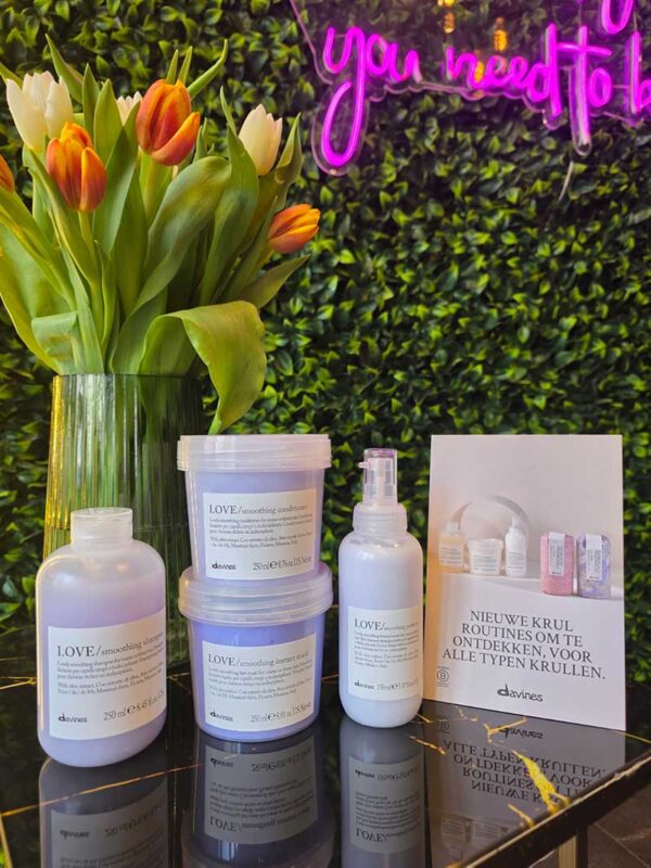 Davines LOVE / Smoothing Collection